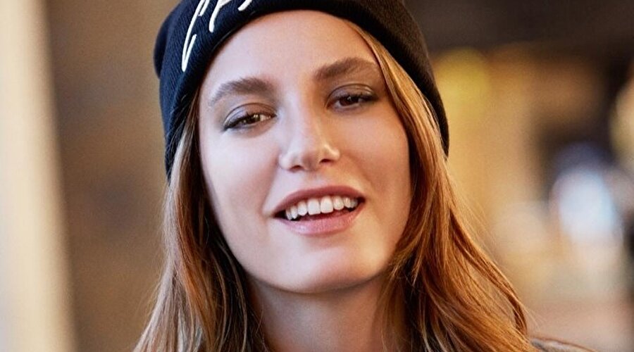 Serenay Sarıkaya 

                                    Henüz çok küçük yaşta başladığı oyunculuk kariyerini mankenlikle devam ettiren ve Medcezir dizisiyle şöhreti yakalayan Sarıkaya, yıldızını dizinin ardından da düşürmeden devam ettirdi. "İkimizin Yerine" filmiyle ilk kez beyaz perdede yer alan Sarıkaya, filmin başarısıyla mutlu olurken 2015 yılında yüzü olduğu Mavi markasının bu yıl Barbara Palvin ile birlikte hem ulusal hem de uluslararası alandaki yüzü oldu. Senenin sonuna doğru da "Fi-Çi-Pi" romanlarının dizi versiyonunda oynayacağı açıklandı. Hem oyunculuk hem de modellik alanındaki başarılarıyla adından 2017'de de söz ettireceğe benziyor.
                                