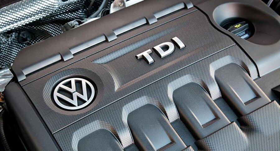 Volkswagen emisyon skandalı

                                    
                                    Alman otomobil üreticisi Volkswagen'ın Amerikan egzoz emisyon ölçüm sistemlerini yanıltmak için geliştirdiği yazılım şirkete pahalıya mal oldu.

 ABD Çevre Koruma Ajansı (EPA), yazılımın yüklü olduğu Volkswagen marka dizel araçların çevreyi standartlardan 40 kat daha fazla kirlettiğini açıkladı.

 Volkswagen, ABD'deki 475 bin otomobilin değiştirilmesi ve onarılması için 14,7 milyar dolar ödemek zorunda kaldı. Şirket, Avrupa Birliği'ne (AB) üye 28 ülkede de egzoz emisyon testi manipülasyonu yaptığı belirlenen toplam 8,5 milyon aracı geri çağıracağını açıkladı.

                                
                                
