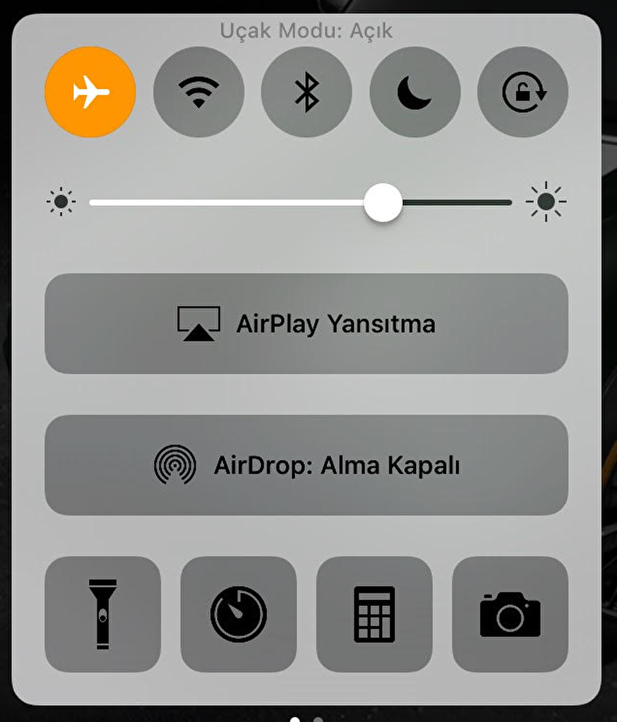 Uçak modunu açın

                                    
                                    
                                    
                                    
                                    
                                    
                                    Mesaj geldiğinde telefonunuzu doğrudan uçak moduna çekin. Böylece hem operatörünüzün sağladığı veri bağlantısı pasif hale gelecek hem de kablosuz bağlantı özellikleri devre dışı kalacak. Hem Android hem de iOS'ta bu işlemi doğrudan kontrol panelleri üzerinden gerçekleştirebilirsiniz.
                                
                                
                                
                                
                                
                                
                                