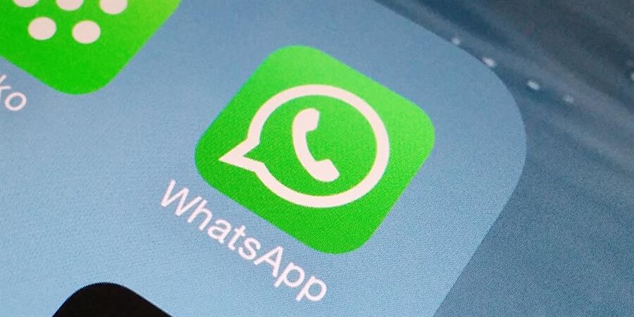 WhatsApp'a erişin ve mesajı okuyun

                                    
                                    
                                    Ardından WhatsApp'a erişin ve gelen mesajı okuyun. Bu süreçte herhangi bir veri bağlantısı olmadığı için karşı tarafa mesajın okunduğuna dair "mavi tik" gönderilmeyecek. 

Akabinde uçak modu aktif konumdayken 
WhatsApp uygulamasını kapatın. Ardından uçak modunu kapatıp kablosuz ağ ya da 3G / 4G hizmetlerini devreye soktuğunuzda mesajınız okunmamış gibi görünmeye devam edecek. 

Bu sayede 
WhatsApp'tan çevrimiçi olmadan gelen mesajları kolayca okuyabilirsiniz.
                                
                                
                                