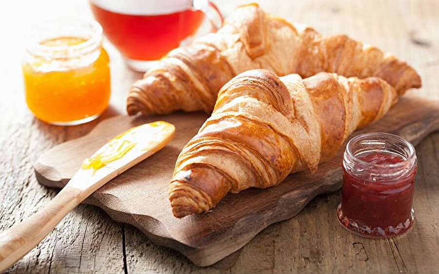 Kruvasan + Fransa
Kruvasan, (Fransızca: croissant) Türkçe "ay çöreği, hilal açması" anlamına gelen Avusturya kökenli, hilal şeklinde olan bir yiyecektir. Dışı hamur, içi ise çikolata kaplıdır. Kat kattır. Sadece tereyağıyla yapıldığı için açma ile farkı büyüktür. Genellikle yanında kahve ile yenilir. Kruvasan, uzun zamandır Fransız mutfağının değişmez bir öğesi olduğundan Fransa'nın ulusal yiyeceği kabul edilir.
13. yüzyıldan beridir Avusturya'da çeşitli şekillerde yapıldığına dair tarihi deliller vardır. Yiyeceğin Fransa'da tutulması ise Avusturyalı bir subay olan August Zang'ın Paris'te bir fırın açması ile olmuştur. Paris'te hilal şeklinde yapılan Viennoiserie (Viyana usulü) çeşidi ile de dünya çapında tanınır hale gelmiştir.