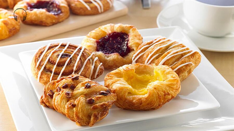 Danimarka Çöreği + İskandinavya
Danimarka çöreği, 1850'lerde Viyana'dan Avusturyalı pastacılar tarafından gelen bir tariftir. Rivayetlere göre bu çörekler Türk usulu yufka ile hazırlanmaktadır. Daha çok reçel, marmelat ve çikolata ile bütünleşen çörekler aslında hafif olması sebebi ile seviliyor.