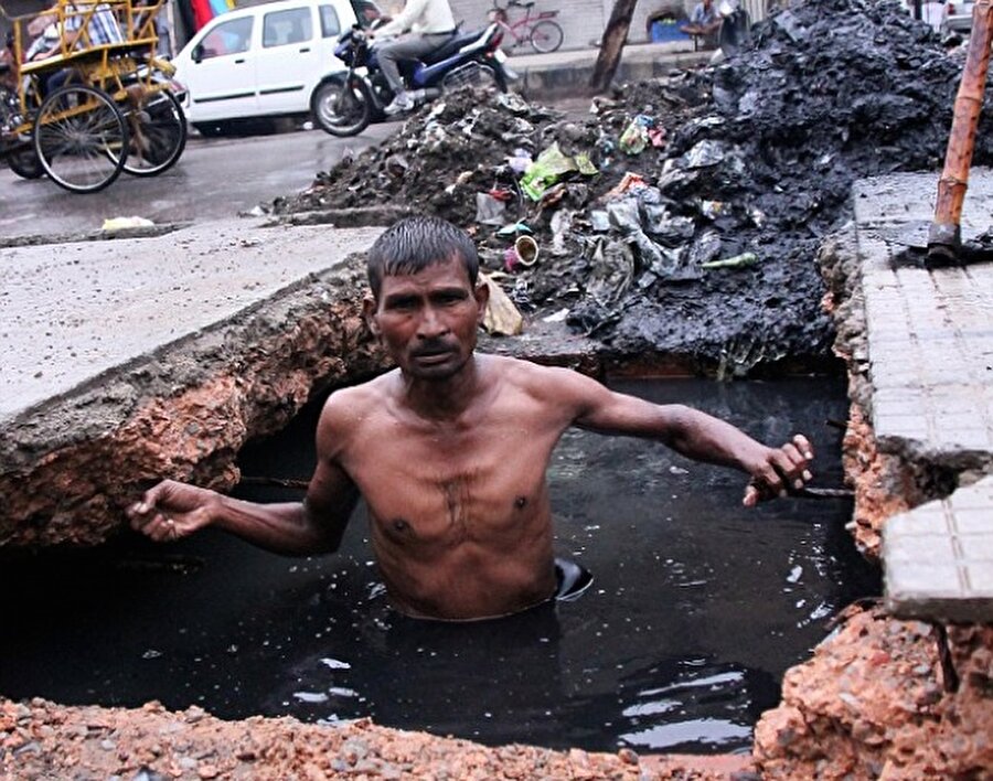 Hindistan'da kanalizasyon temizliği
