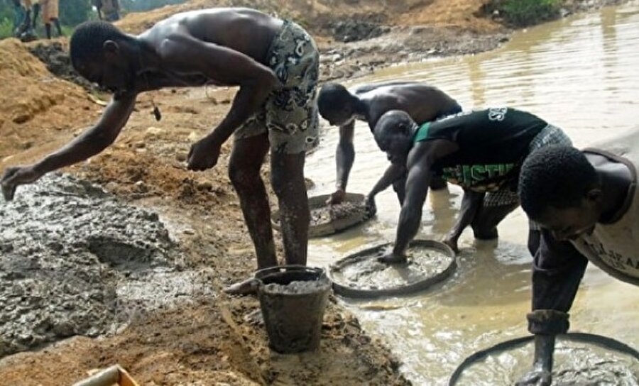 Afrika'da elmas toplayan işçiler
