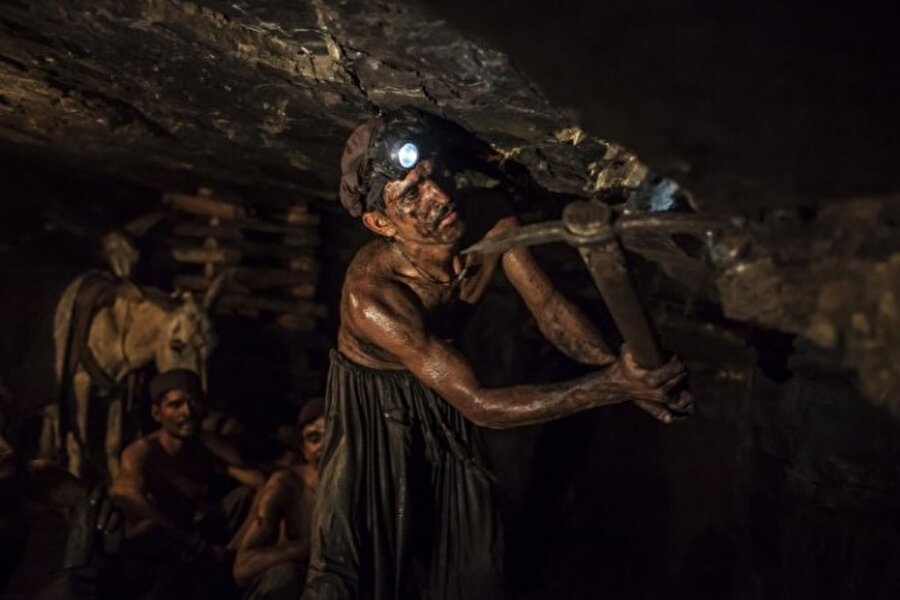 Pakistan'da kömür madeninde çalışanlar
