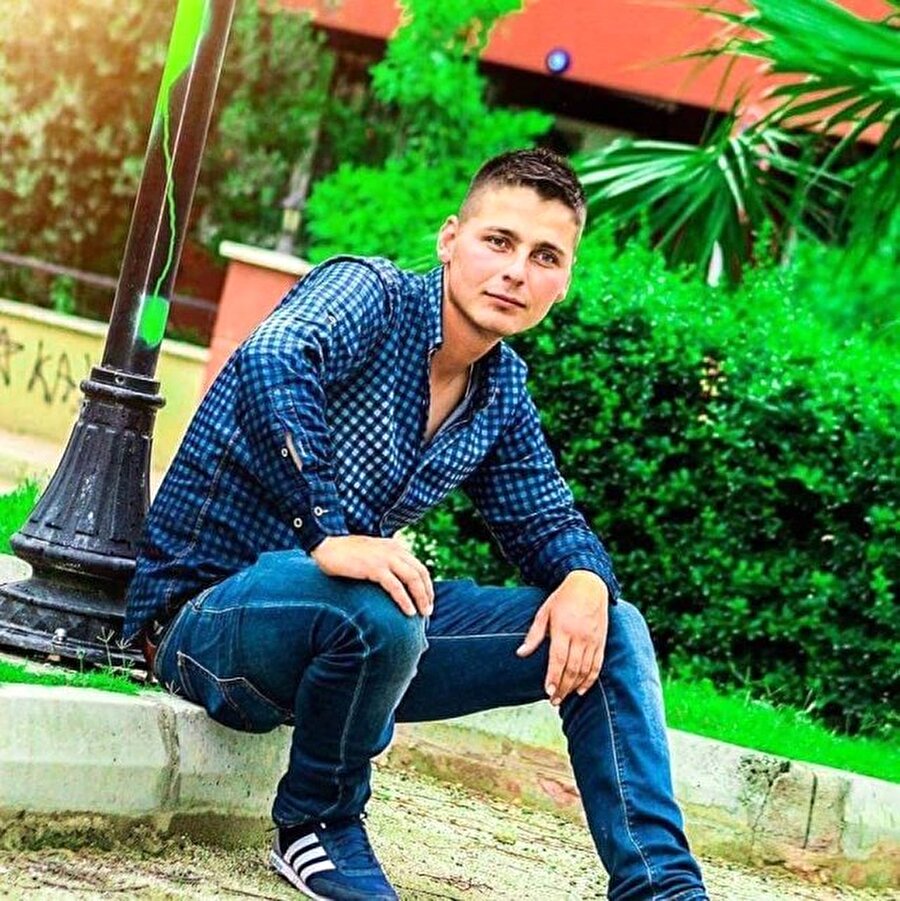 Vurulan silah arkadaşını kurtarmak ümidiyle mevziden çıktı.
Şehit olan arkadaşlarının haberlerinden sonra, 3 Eylül 2016 sabahı 5.30'u gösterdiğinde kendisi, vurulan silah arkadaşını kurtarmak ümidiyle mevziden çıktı. Bir mermi kasığından vurup onu şehit etti.
Dostlarını her şeyden öne koyan bu genç adamın haberi tüm film ekibini kahretti. Kelimelerin kifayetsiz kaldığı, hiç bir tesellinin yetmediği durumda, kendi çaresizliğimizi ailesi ile tanışarak, oğullarına filmimizi ithaf ederek hafifletmeye çalıştık.