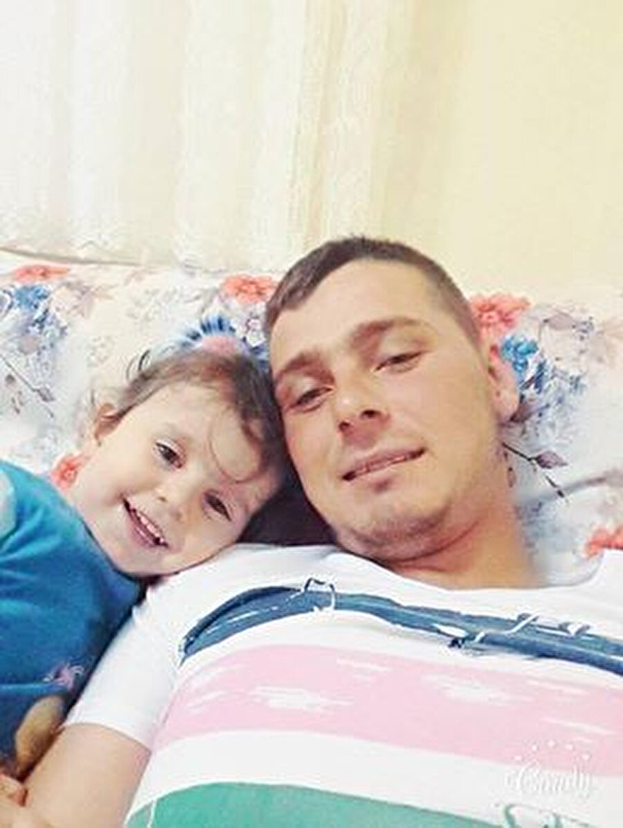 Şehidin yetim oğluna da film ekibinden bir mesaj var.
"Oğlu Muhammed ne zaman bizlere ihtiyaç duyarsa, onun da ömrü boyunda yanında olacağız."