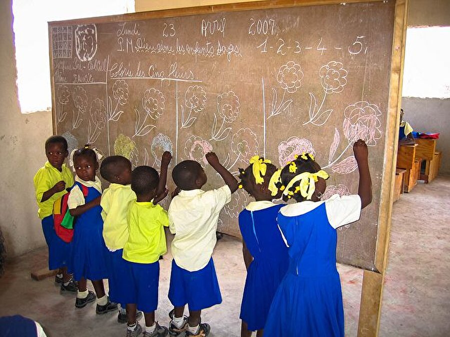 Haiti

                                    Nüfus: 9.8 milyon 
Okuryazarlık oranı: % 53 

                                