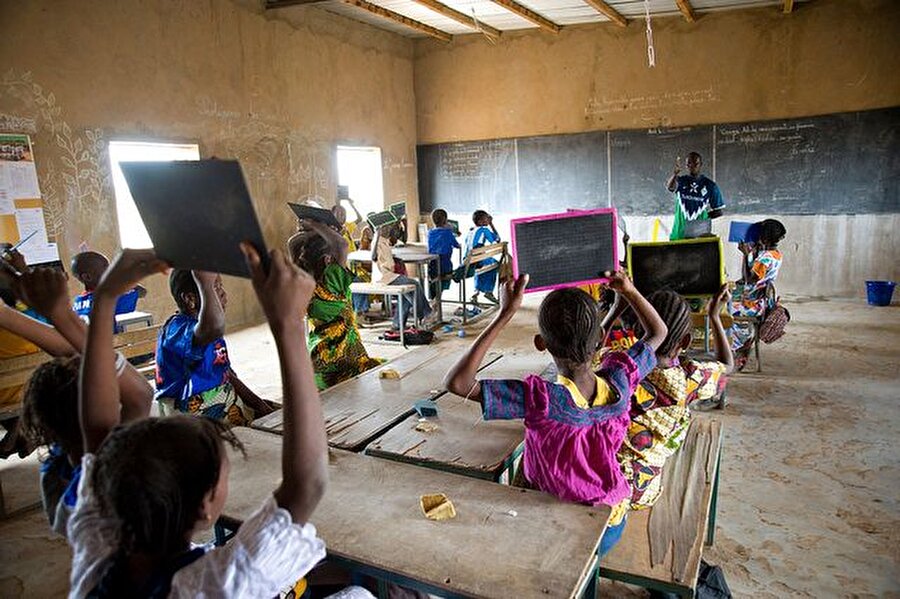 Senegal

                                    Nüfus: 13,3 milyon 
Okuryazarlık oranı: % 49.7 

                                