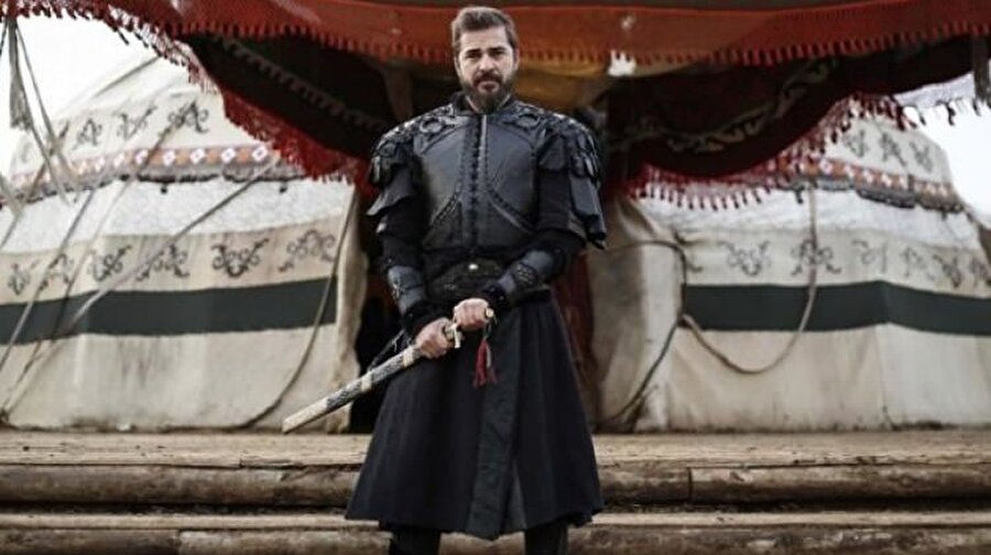 İşte son bölümde yaşananlar
Candar Bey civardaki tehlikelere karşı bir hareket etmek için Ertuğrul'a kızı Aslıhan ile evlenmesi yönünde teklifte bulunur. Bu teklif karşısında şaşkına dönen Ertuğrul Bey, Candar Bey ve Halime arasında köşeye sıkışır. Bir tarafta Kayı Obasının geleceği bir taraftan da canından daha çok sevdiği Halime arasında sıkışıp kalan Ertuğrul zor bir karar verir ve Candar Bey'in teklifini kabul etmeyerek Aslıhan'la evlenmez.
Ertuğrul Bey Hanlı Pazar'ın hakimiyetini ele geçirir geçirmez Pazar'da siyasi ve ticari bağları güçlendirmek için bir toy düzenlemeye karar verir. Toy meclisine gelen Sadettin Köpek yeni sorunların fitilini ateşleyecektir.
Öte yandan sinsi planlarını gizlice sürdüren Ural ise Ertuğrul'u zor durumda bırakacak olan yeni hamleler peşinde koşmaya devam eder. Ural'ın hedefi hem pazarı ele geçirmek hem de altına olan hasretini dindirecek olan yeni bir hamleler yapmaktır.