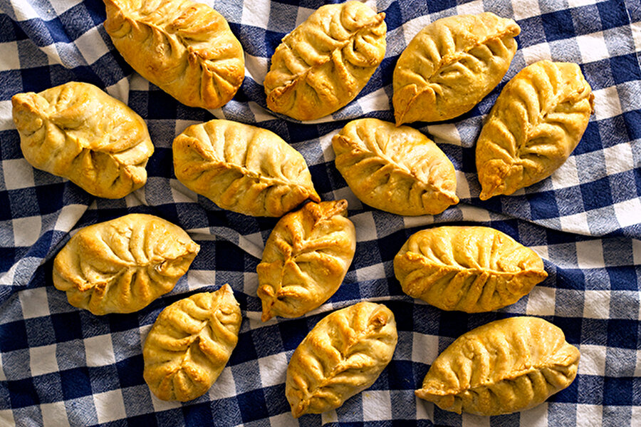 Piroşki + Rusya
Sovyet coğrafyasında farklı isimlerle anılan Piroşki (Pirozhki) peynir, çeşitli sebzeler, et ve hatta helva ilave edilerek geleneksek odun ateşinde pişirilerek sokaklarda son derece her yerde yaygın ve her öğünde severek tüketilen bir çörektir.