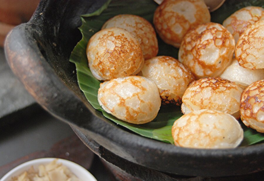 Kanom Krok + Tayland
Hindistan Cevizi unu ve sütünden yapılan pudingimsi minik pankekler, soğuk ya da sıcak olarak tercih ediliyor. Tatlı ve tuzlu seçenekleri bulunuyor ve adım başı her yerde satılıyor.