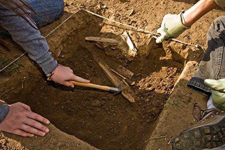 Bununla birlikte, lirlerden ikisi (lir: enstrüman) teneke kutu kalınlığında bir gümüş katmanla kaplanmış ve ahşaptan yapılmış.
Ancak gümüşün altındaki ahşap kısım parçalanmış ve gümüşün kendisi de bulunamamıştı. Çünkü 5 bin yıl gibi bir zamanda ağır bir şekilde okside uğramış ve siyahlaşmıştı.