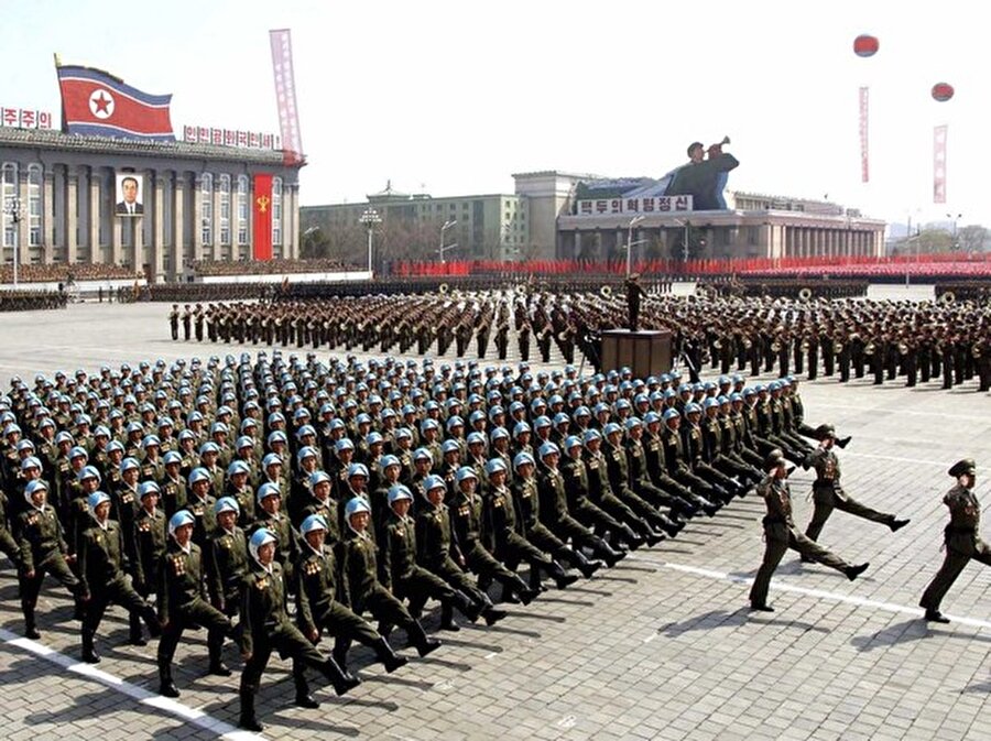 
                                    
                                    
                                    
                                    
                                    
                                    
                                    
                                    Kuzey Kore ordusunun en kalabalık kısmı kara kuvvetleri. Kara Kuvvetleri'nde 1.2 milyon aktif askerin görev yaptığı biliniyor. Ancak ordunun en çok güvendiği yanı ise sayısı milyonlar ile ifade edilen yedek kuvvetler.
                                
                                
                                
                                
                                
                                
                                
                                