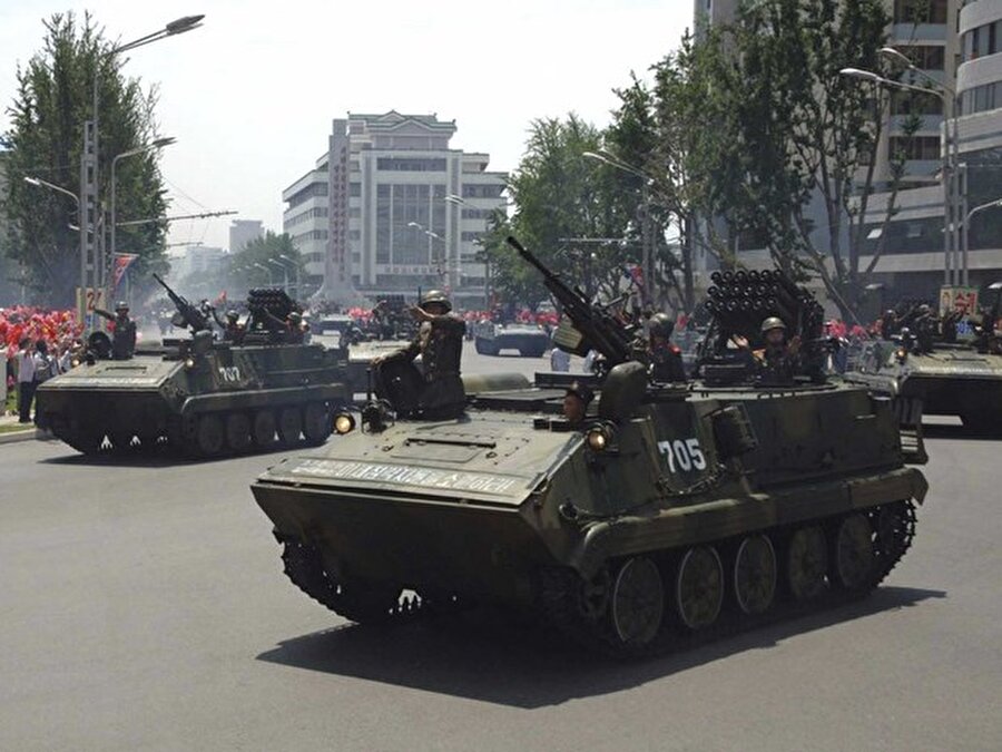 
                                    
                                    
                                    Çin ve Sovyetler Birliği'nden kopyalanan zırhlı araçlar da ordunun kalabalık birimlerinden bir tanesi. 
                                
                                
                                