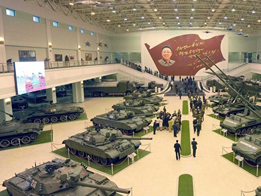 
                                    
                                    
                                    
                                    
                                    
                                    
                                    
                                    20 yıl önce geliştirilmesine rağmen Pokpung-ho tankları ordunun en gelişmiş araçlarından biri.

Kaynak:NTV


                                
                                
                                
                                
                                
                                
                                
                                
