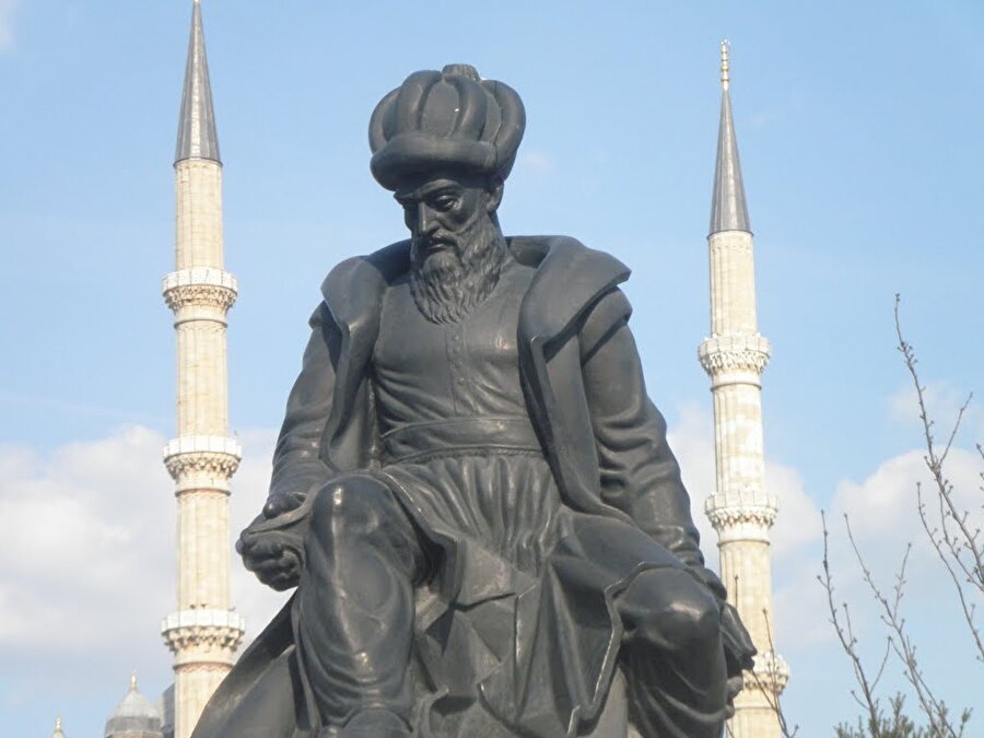 Mimar Sinan

                                    
                                    
                                    
                                    
                                    
                                    Dünya sanat tarihinin en büyük isimlerinden biri, muhteşem Mimar Sinan 50'li yaşlarının ortasında İstanbul'daki Şehzade Cami'ni yapmıştı. 

Neredeyse 60'a geliyordu ve kendi sözüyle henüz “çıraklık eserini” inşa etmişti. Yıllar sonra Edirne'de Selimiye Cami yükselene kadar da kendisini usta görememişti.
                                
                                
                                
                                
                                
                                