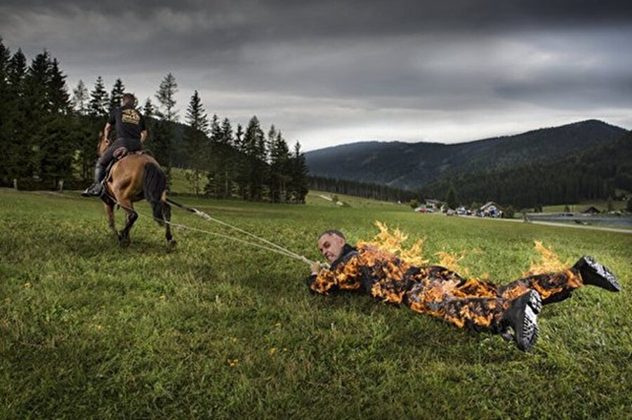 Josef Tödtling (2017)
Avusturyalı Josef Tödtling, bütün vücudu ateşe verilmiş şekilde, yaklaşık 500 metre boyunca bir at vasıtasıyla en uzun mesafeye gidebilen tek kişi olma rekoruna sahip.