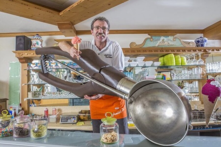 Dimitri Panciera
İtalyan dondurmacı Dimitri Panciera'nın, 2 metre uzunluktaki dondurma kepçesi de rekoru elinde tutuyor.