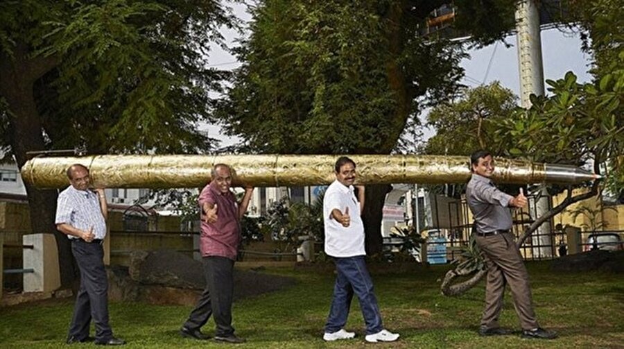 Acharya Makunuri Srinivasa
Dünyanın en büyük kalemini yapan Srinivasa böylece rekorlar kitabında yerini aldı. Kalemin boyu 5.5 metre ağırlığı ise 37.23 kg.