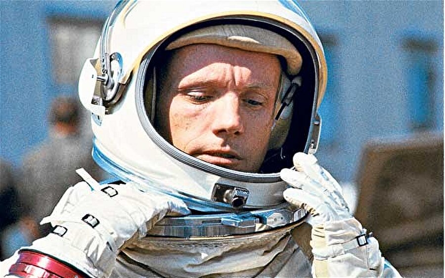 Neil Armstrong kimdir?
5 Ağustos 1930'da Wapakoneta, Ohio'da dünyaya geldi. İlk ve orta öğrenimi sırasında izcilik yaptı. Purdue Üniversitesi'nde havacılık ve uzay mühendisliği okudu. Kore üzerinde Amerikan Deniz Kuvvetleri pilotu olarak 78 saat uçuş yaptı. 

1956 yılında evlendi, eşinden üç çocuğu oldu. ABD uzay programına astronot olarak katılmak için başvurdu, denemelerden başarıyla geçti. Gemini 8 uçuşuyla ilk kez uzaya gitti. 20 Temmuz 1969 tarihinde Apollo 11 ile yaptığı ay yolculuğunda aya ilk ayak basan insan oldu.