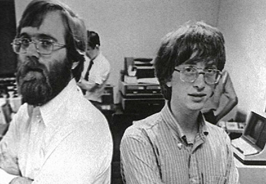 
                                    
                                    Microsoft, Paul Allen ve bugün dünyanın konuştuğu Bill Gates tarafından 1975 yılında Albuquerque'de kuruldu. Şirketin ilk uluslararası bürosu ise 1 Kasım 1978'de Japonya'da "ASCII Microsoft" (bugünkü adı "Microsoft Japan") olarak kuruldu ve 29 Kasım 1979'da "Microsoft" terimi ilk olarak Bill Gates tarafından kullanıldı.
                                
                                