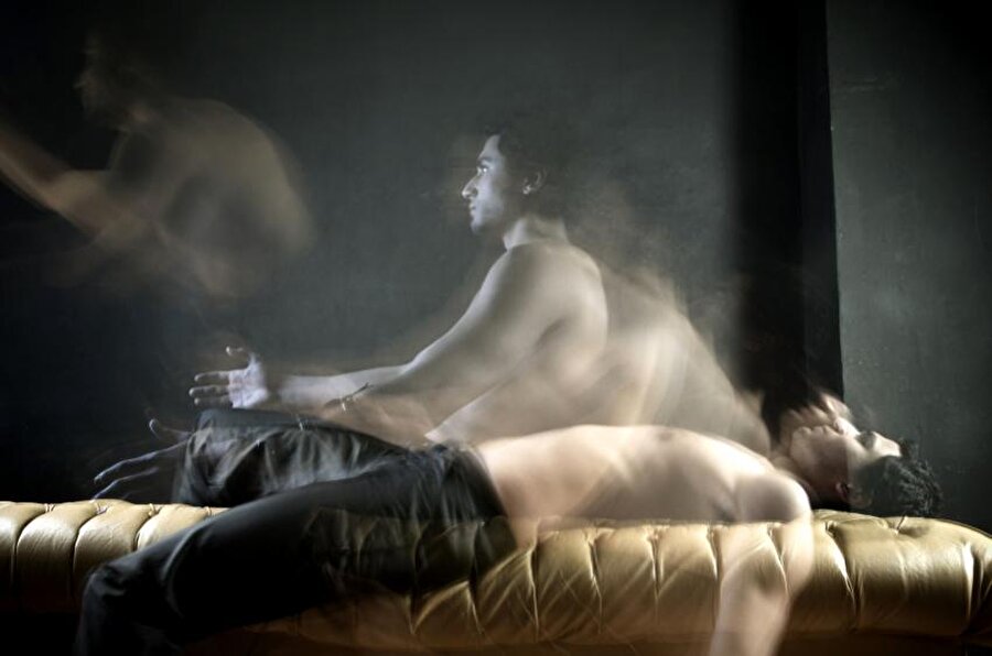 Kalkıp gezebilir veya konuşabilirsiniz

                                    Uykunun kesin bir açıklaması yok, nedeni hakkında bir sürü teori var. Uyurgezerlik de öyle. Uyumuyormuş gibi kalkıp dolanabilir, dışarı çıkabilirsiniz. Bazıları yalnızca uykuda konuşmakla da yetinebilir.
                                