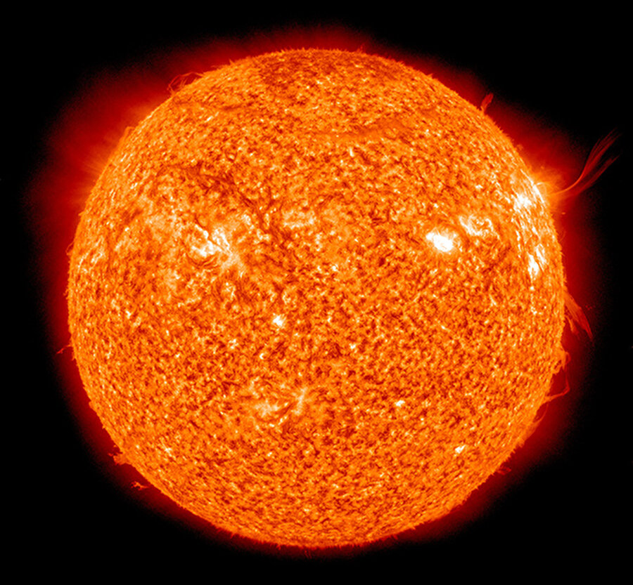 Güneşi örnek alan enerji üretme deneyi

                                    Almanya'da Max Planck Enstitüsü-Plazma Fiziği laboratuvarlarında, güneşteki gibi enerji üretmesi planlanan "stellarator" denilen cihazda, hidrojen plazması üretildi. Güneşteki hidrojen atomları, birbiriyle kaynaşarak helyum atomları oluştururken füzyon enerjisi ortaya çıkıyor.
                                