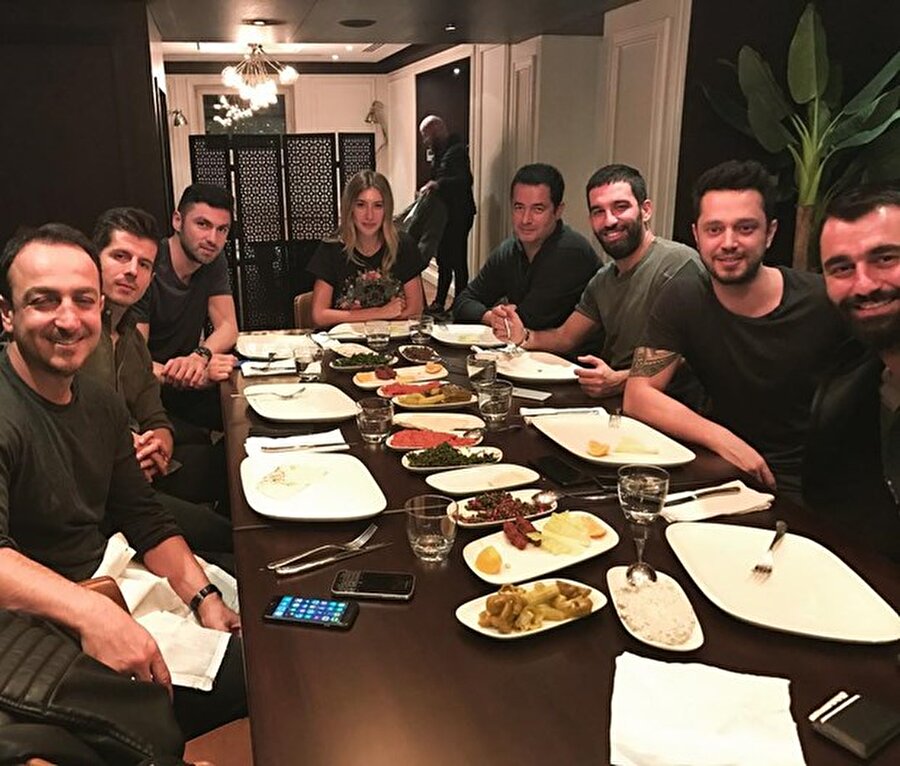 Hep birlikte yemek yediler

                                    Murat Boz, Burak Yılmaz, Acun Ilıcalı, Şeyma Subaşı ve Arda Turan sinema öncesi akşam yemeği yedi.
                                