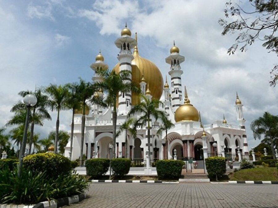 Ubudiah Cami - Kuala Kangsar, Malezya

                                    
                                    
                                    Gotik tarzda tasarlanan caminin 4 adet minaresi bulunur. Altın sarısı kubbesiyle dikkat çeken camiyi, devletin mimarı olarak çalışan ve ayrıca Kuala Lumpur’da bulunan Ipoh tren yolunu inşa eden Mimar Arthur Benison Hubback tasarlamıştır.
                                
                                
                                