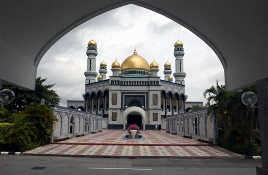 Jame Asr Hassanil Bolkiah Cami - Bandar Seri Begawan, Brunei
Brunei Sultanı’nın Allah’a şükrünün bir sembolü olarak inşa edilen caminin maliyeti 750 milyon dolardır. Cami, özellikle kubbeleriyle dikkat çekmektedir.