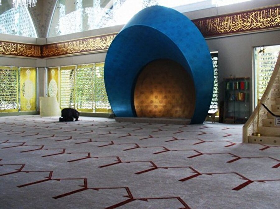 Şakirin Cami - Üsküdar-İstanbul, Türkiye

                                    
                                    
                                    
                                Semiha Şakir'in İngiltere'de yaşayan çocukları tarafından anne-babalarının anısına yaptırdıkları bu cami, Türkiye’nin en modern camisi olarak da görülmektedir.
                                
                                