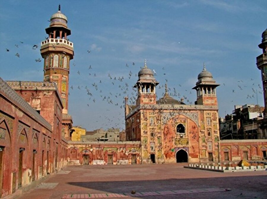 Vezir Han Cami - Lahore, Pakistan
Lohor’un yanağında bir ben olarak tanımlanan Vezir Han Cami, 1634 yılında Hâkim Şeyh İlmüddin Ensari tarafından yaptırılmıştır.