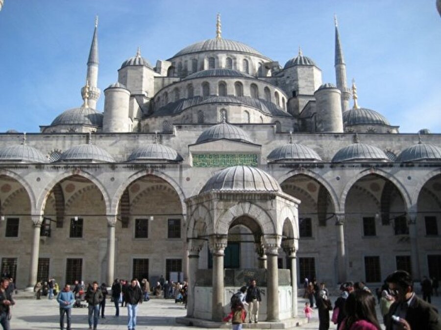 Sultanahmet Cami - İstanbul, Türkiye

                                    
                                    
                                    
                                Renginden dolayı yurt dışında 'Blue Mosque' (Mavi Cami) adıyla anılan Sultanahmet Cami, Türk-İslam mimarisinin en başarılı örneklerinden biri olarak kabul edilir.
                                
                                