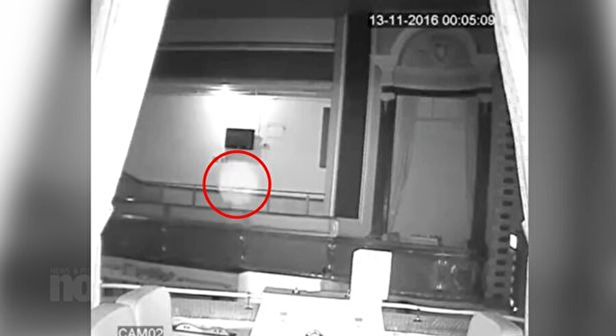 Yerleştirilen özel kameraların kaydettiği görüntülerde 3 farklı tanımlanamayan ve uçan cisim görülüyor. Araştırmacılara göre bu 3 farklı görüntü, 3 farklı ölmüş canlıya ait.