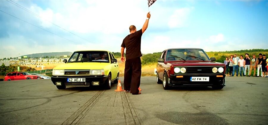 Hızlı ve Tüplü
Yusuf Güven'in yönetmenliğini üstlendiği Hızlı ve Tüplü, modifiye araç özlemini gidermeye çalışan iki gencin hikâyesini anlatıyor.