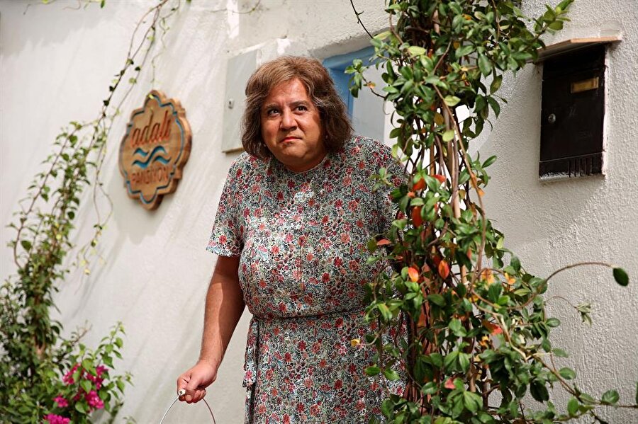 Olanlar Oldu
Ata Demirer'in senaryosunu yazıp iki karaktere birden can verdiği Olanlar Oldu, annesi döndü Hanım ile yaşayan Zafer'in bir tekne turunda aşık olmasını anlatıyor.