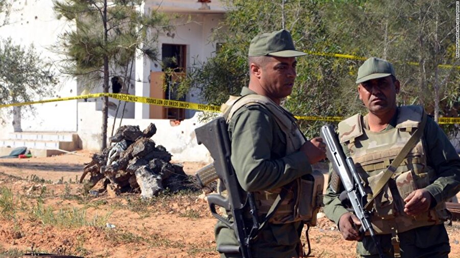Tunus'ta Ben Guerdane'de 20 kişi öldü, 17 kişi yaralandı

                                    
                                    
                                    
                                    DAEŞ, Tunus sınır kasabası Ben Guerdane'de düzenlediği saldırıda 20 kişi katletti, 17 kişiyi de yaraladı. Ülkede Kasım ayında da 1 kişinin öldüğü bir terör saldırısı gerçekleşti.
                                
                                
                                
                                