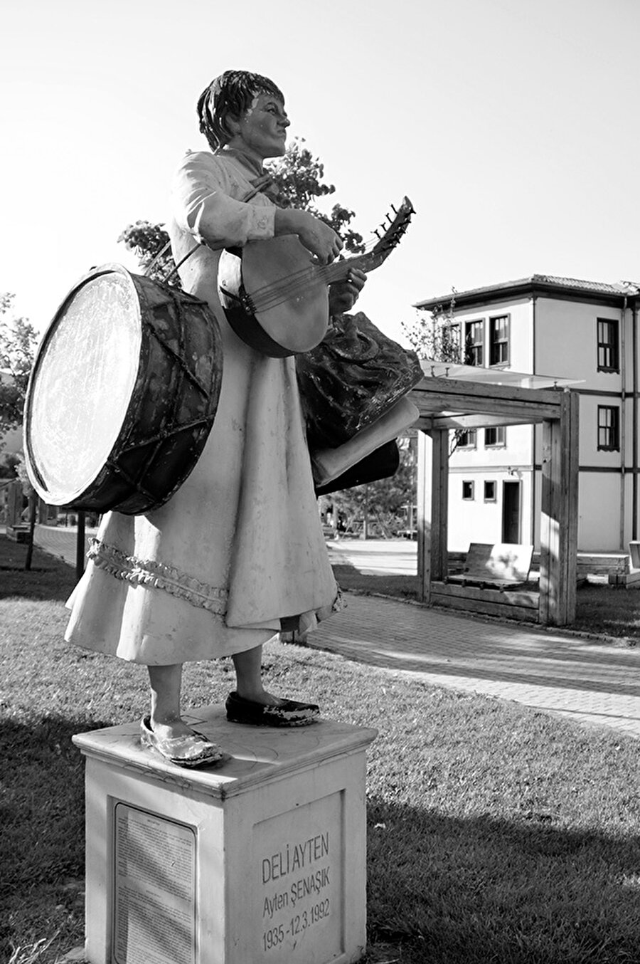 Fakat ailesi bu oğlana vermek istemez biricik kızlarını. Derler ki: "Bu kız zaten garip,bir de bu adama varırsa nice olur hali"... Adam eğlencelerden çıkmayan, garip ve yoksul biri Cümbüş Hasan'mış. Her ikisi de birbirlerini sever. Ailesi kızları Ayten'i vermeye yanaşmayınca da Ayten deliriverir. Gidilmedik hoca, görüşülmedik doktor kalmaz fakat nafile. Çare ise basittir: Ayten sevdiği ile evlenecek...