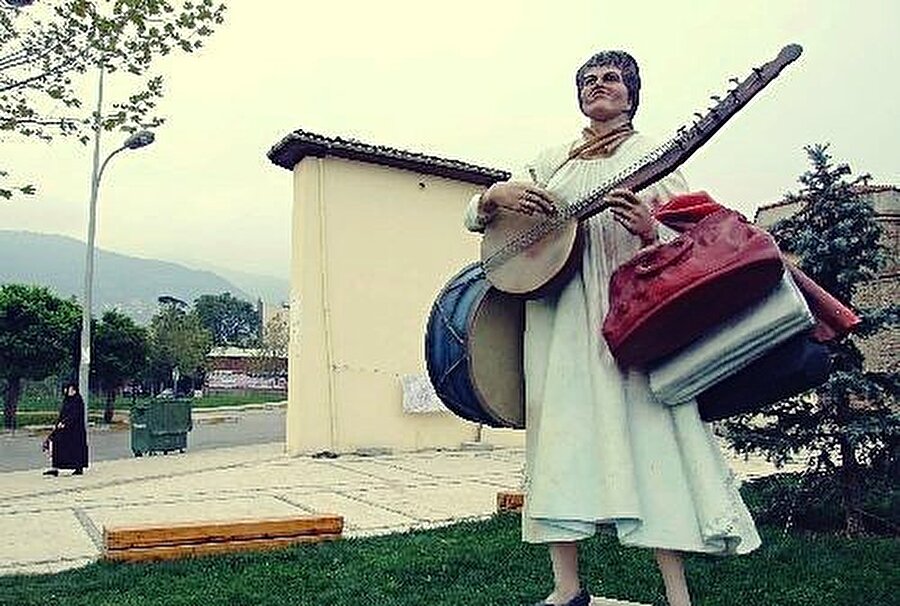 Öyle de olur. Ayten sevdiğine varır ama ne çare. Bu da derde derman olmaz, Hasan huyundan vazgeçmeden bekarlık hayatındaki kötü alışkanlıklarına devam eder. Öyle ki bu durum 1.5 senede daha da artar. Sonunda Hasan hem alışkanlığından hem de Ayten'den sebep çeker kapıyı ve gider.
