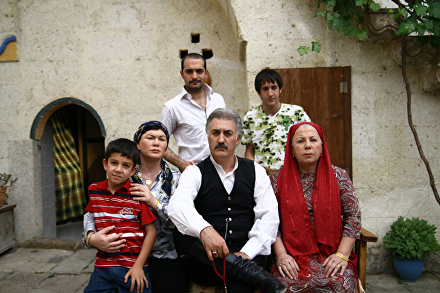 Son Ağa, 2008

                                    
                                    Tamer Karadağlı, aile reisliği rolünden sonra çıtayı aşirete yükseltme denemesinde Kapadokya'da geçen bir dizide şansını aradı. Ancak dizi reyting dağlarını aşamadı.
                                
                                