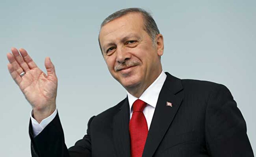 "Cumhurbaşkanını çok seviyorum"
Erdoğan'ı çok sevdiğini belirten Taşkın: "Taklitlerini yaparken gurur duyuyorum. Kendisinin en güzel taklidini de ben yapıyorum. Herkes tarafından söyleniyor. Bundan dolayı da çok mutluyum. Son 2-3 yıldır Cumhurbaşkanımızın taklidini yapmaya başladım. Birçok önemli kişinin de taklitlerini zaman zaman yapıyorum. Cumhurbaşkanı Recep Tayyip Erdoğan genelde gündemde olduğu için gittiğim yerlerde kendisinin taklidini insanlar yapmamı istiyor. Ben de onları kırmıyorum" dedi.