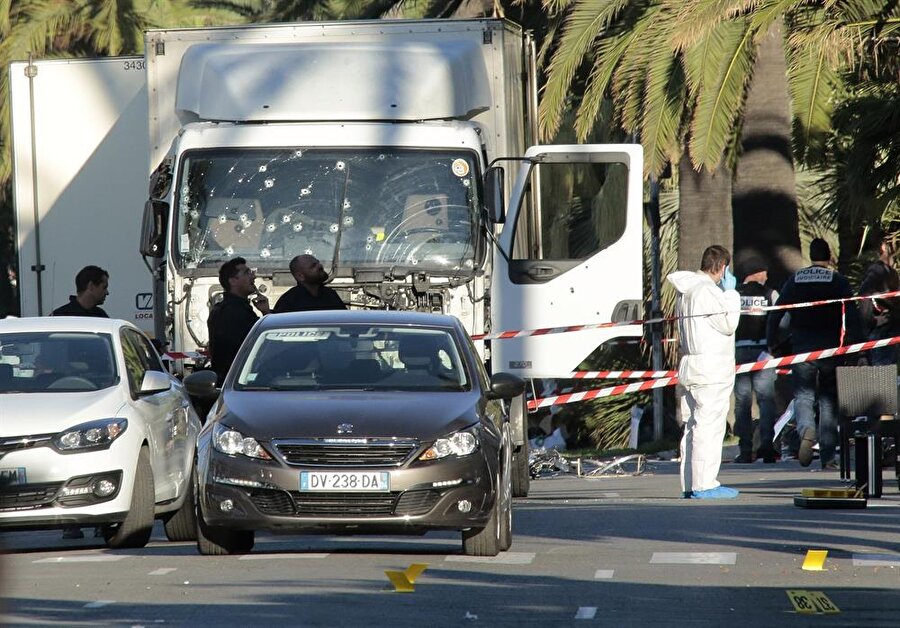 Fransa'da 3 ayrı saldırıda 89 kişi öldü, 435 kişi yaralandı

                                    
                                    
                                    
                                    
                                    2015 yılındaki Paris saldırılarından sonra olağanüstü halin devam ettiği ülkede 2016 yılında üç ayrı terör saldırısı gerçekleşti. Nice, Normandy ve Magnanville şehirlerindeki saldırılarda toplam 89 kişi öldü, 435 kişi yaralandı. 

2015 Paris saldırısı ise Fransa tarihine 'en kanlı silahlı saldırı' olarak geçerken, sadece Bataclan'da 89 kişinin öldüğü açıklandı. O gün Bataclan ve Paris'in diğer bölgelerindeki saldırılarda 130 kişi hayatını kaybetti.


                                
                                
                                
                                
                                