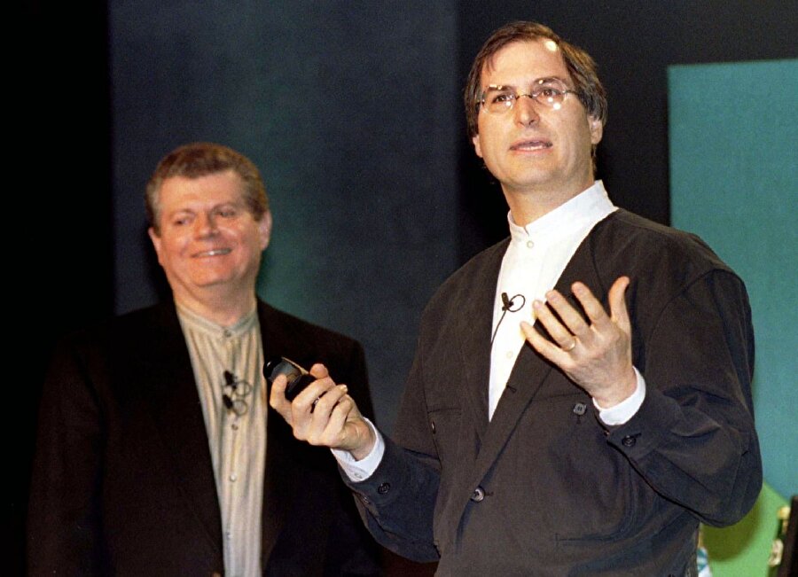 Apple, 1996 yılında Steve Jobs'ı kurduğu şirkete geri getirmek için NeXT'i 429 milyon dolar karşılığında satın aldı. Akabinde de o zamanki CEO, Gil Amelio'nun görevine son verildi.