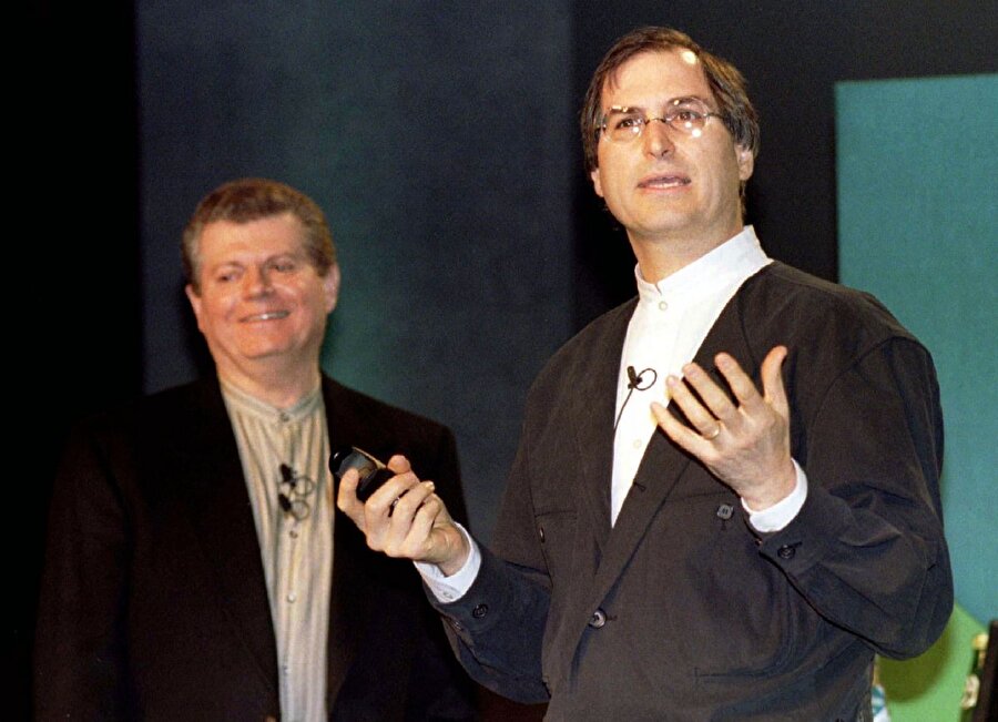 ​Apple, 1996 yılında Steve Jobs'ı kurduğu şirkete geri getirmek için NeXT'i 429 milyon dolar karşılığında satın aldı. Akabinde de o zamanki CEO, Gil Amelio'nun görevine son verildi.

                                    
                                    
                                    
                                    
                                
                                
                                
                                