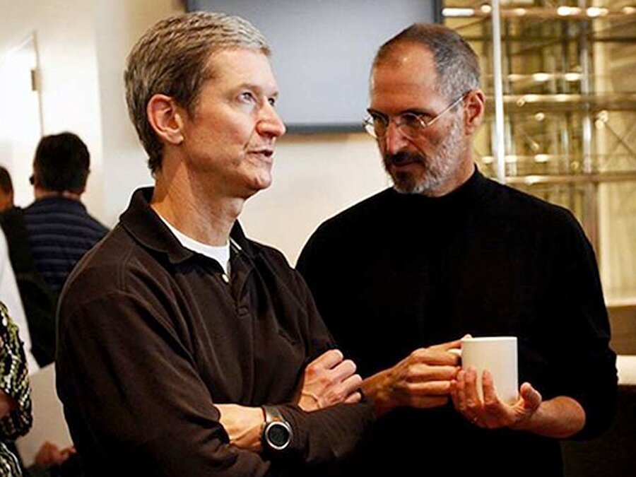 ​1998 yılına gelindiğinde Steve Jobs, dünya operasyonlarında başkanlık edebilmesi için Tim Cook'u (şu anki Apple CEO'su) işe aldı. Cook'un görevi, şirkette şef olarak işletme görevlerini yapmasıydı.

                                    
                                    
                                    
                                    
                                
                                
                                
                                