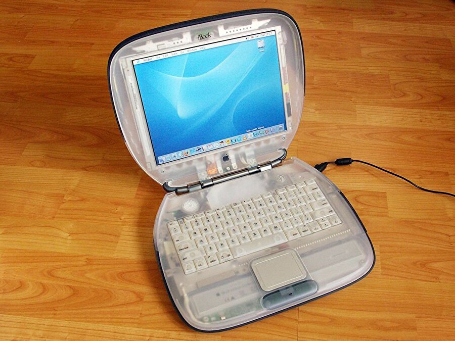Ama bu başarı hırslı bir yönetici için yeterli değildi. Steve Jobs, insanların yanında taşıyabileceği bir bilgisayar üretmek istiyordu ve onu da yaptı: 1999 yılında iMac'te yakalanan başarı iBook ile taçlandı!