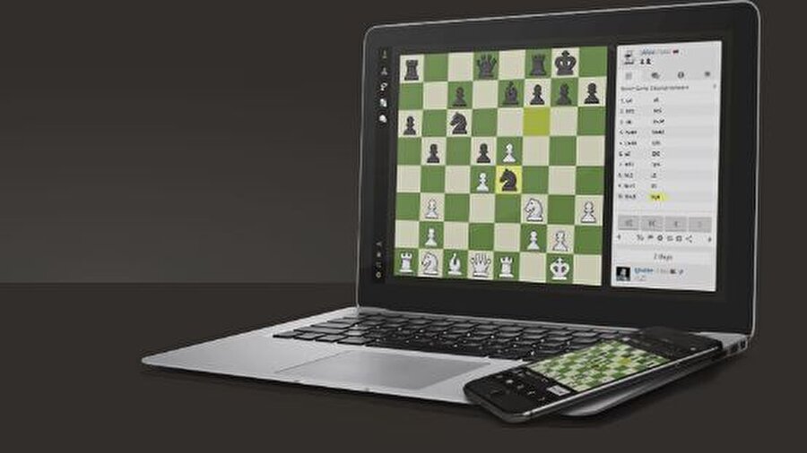 Chess.com
Satrancı masaüstü hizmetle almak isterseniz bu site tam size göre. Türkçe dil desteği olan sitenin 15 milyondan fazla üyesi bulunuyor. Bu üyelerin her biriyle satranç oynamaya izin veren siteye üye olmak isterseniz buraya tıklamanız yeterli.