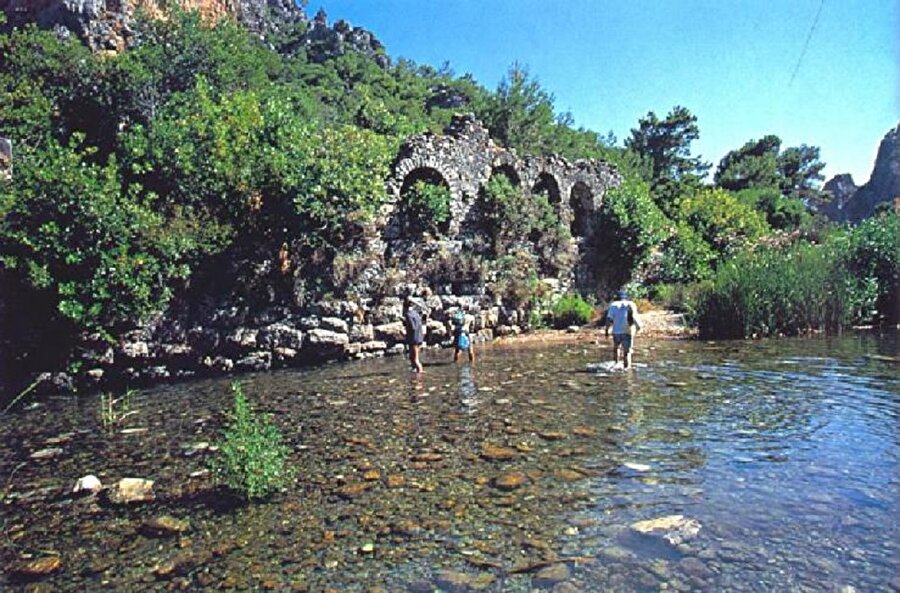 Olympos, Antalya
Tarihi güzellikler ile doğa harikasının buluştuğu nadide yerlerden biri olan Olympos, Antalya'nın Kumluca ilçesine bağlı tatil köyüdür. İçerisinde barındırdığı antik kent, doğal güzellikler ile iç içe girdiği için ayrı bir hava katar. Antik kentin daracık yollarında yürürken yanınızdan buz gibi akan suyun ruhunuzu dinlendirdiği bir gerçektir. Antik kenti gezdikten sonra tüm yorgunluğunuzu çarşaf gibi masmavi denize girerek üzerinizden silkeleyebilirsiniz. Olmypos'a gelen bir kişi bir dahaki sene kesinlikle tekrar tercih eder. Ağaç evlerde kalmanın verdiği ayrı bir mutluluk bunun yanında çadırda kalmanın verdiği doğallık başka hiçbir yerde bulunmaz.