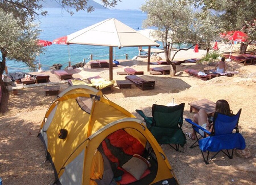 Kaş, Antalya
Gene bir Antalya'nın doğa harikası geliyor listemizde. Kaş, son zamanlarda birçok yerli ve yabancı turistin ilgisini çekmektedir. Özellikle yaz mevsiminde çok fazla kampçının da uğradığı ender güzellikteki yerlerden biridir Kaş. Akvaryum gibi renkli ve de temiz denizinde serinlemek, gece hayatını yaşamak veya kamp yapmak… Kaş bu bağlamda her seçeneğe uyan bir tatil bölgesidir. Kampçılar için birden fazla kamp alanı bulunmaktadır. Birçoğu da oldukça uygun fiyatlara güzel imkânlar sunmaktadır.